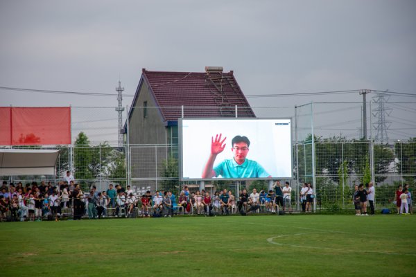 牛360配资 村超全国赛上海赛区超级冠军夜点亮乡村烟火气