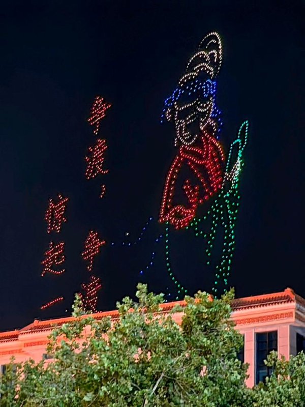 弘大速配 夏夜大明湖畔游客爆满，无人机表演今晚取消，“夏雨荷”吸引力不减