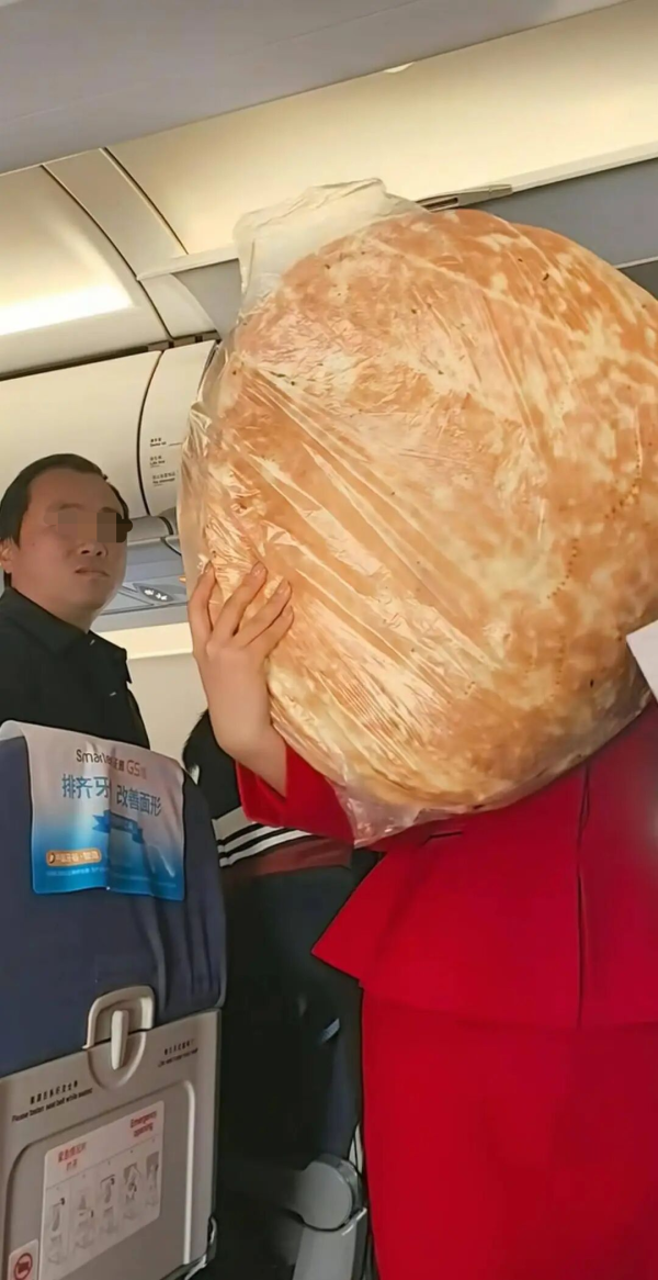 倍加网 乘客带超大号馕上飞机，空姐帮忙塞进行李架，旁边乘客：“闻起来老香了”……机场工作人员回应：不属于违禁品，无需托运