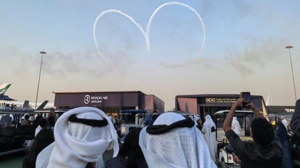 星迈网 中国产教练机亮相迪拜航展飞行表演